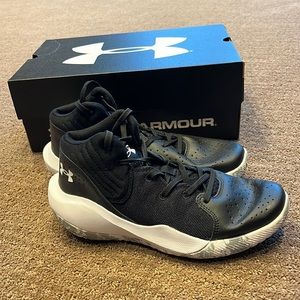 Girls Under Armour Basketball Shoes, Size 6 Youth